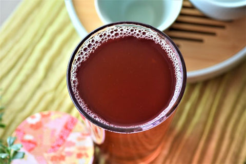 Chilled Sassy Citrus & Spice tea by Lake Missoula Tea Company in a glass with citrus slices and fresh spices, served cold.