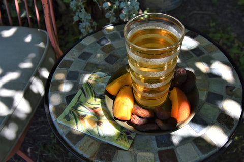 A box of Lake Missoula Tea Company's Para Sara Peach tea with apricot and green tea blends, showing the tea packaging and leaves.